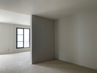 อาคาร 5 ชั้น หน้ากว้าง 11 เมตร ลึก 12 เมตร  เนื้อที่รวม 50 ตรว สร้างเต็มพื้นที่