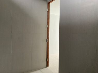 อาคาร 5 ชั้น หน้ากว้าง 11 เมตร ลึก 12 เมตร  เนื้อที่รวม 50 ตรว สร้างเต็มพื้นที่