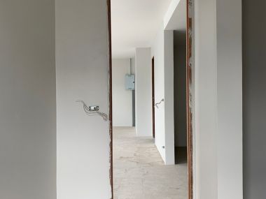 อาคาร 5 ชั้น หน้ากว้าง 11 เมตร ลึก 12 เมตร  เนื้อที่รวม 50 ตรว สร้างเต็มพื้นที่