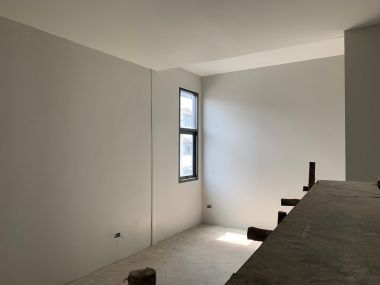 อาคาร 5 ชั้น หน้ากว้าง 11 เมตร ลึก 12 เมตร  เนื้อที่รวม 50 ตรว สร้างเต็มพื้นที่