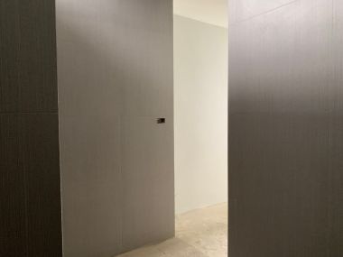 อาคาร 5 ชั้น หน้ากว้าง 11 เมตร ลึก 12 เมตร  เนื้อที่รวม 50 ตรว สร้างเต็มพื้นที่