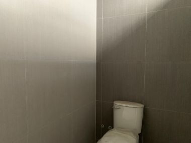 อาคาร 5 ชั้น หน้ากว้าง 11 เมตร ลึก 12 เมตร  เนื้อที่รวม 50 ตรว สร้างเต็มพื้นที่