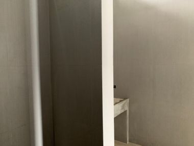 อาคาร 5 ชั้น หน้ากว้าง 11 เมตร ลึก 12 เมตร  เนื้อที่รวม 50 ตรว สร้างเต็มพื้นที่