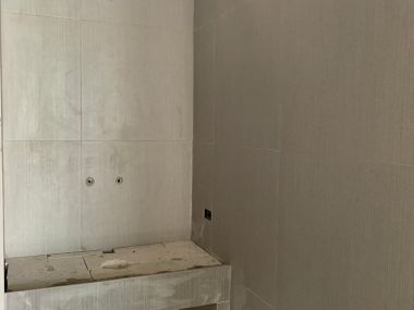 อาคาร 5 ชั้น หน้ากว้าง 11 เมตร ลึก 12 เมตร  เนื้อที่รวม 50 ตรว สร้างเต็มพื้นที่