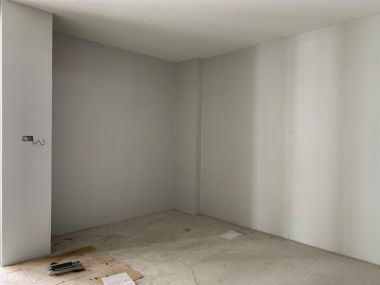 อาคาร 5 ชั้น หน้ากว้าง 11 เมตร ลึก 12 เมตร  เนื้อที่รวม 50 ตรว สร้างเต็มพื้นที่