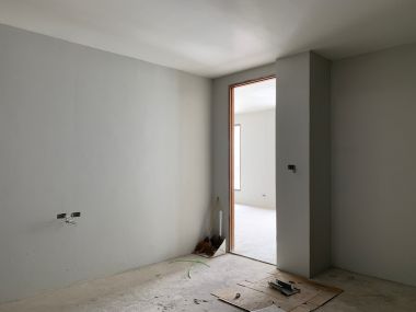 อาคาร 5 ชั้น หน้ากว้าง 11 เมตร ลึก 12 เมตร  เนื้อที่รวม 50 ตรว สร้างเต็มพื้นที่