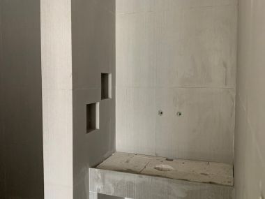 อาคาร 5 ชั้น หน้ากว้าง 11 เมตร ลึก 12 เมตร  เนื้อที่รวม 50 ตรว สร้างเต็มพื้นที่