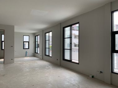 อาคาร 5 ชั้น หน้ากว้าง 11 เมตร ลึก 12 เมตร  เนื้อที่รวม 50 ตรว สร้างเต็มพื้นที่