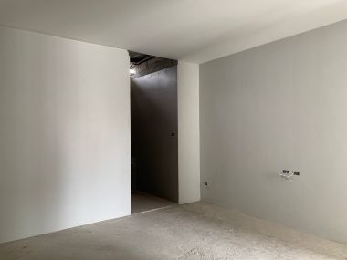 อาคาร 5 ชั้น หน้ากว้าง 11 เมตร ลึก 12 เมตร  เนื้อที่รวม 50 ตรว สร้างเต็มพื้นที่