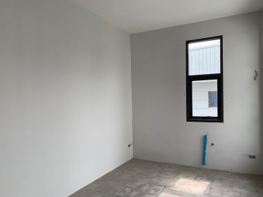 อาคาร 5 ชั้น หน้ากว้าง 11 เมตร ลึก 12 เมตร  เนื้อที่รวม 50 ตรว สร้างเต็มพื้นที่