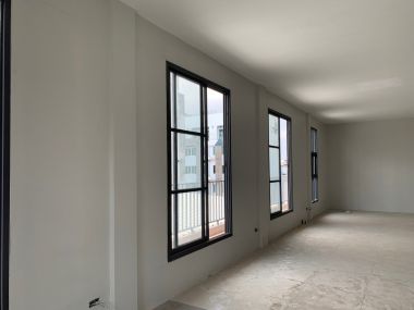 อาคาร 5 ชั้น หน้ากว้าง 11 เมตร ลึก 12 เมตร  เนื้อที่รวม 50 ตรว สร้างเต็มพื้นที่