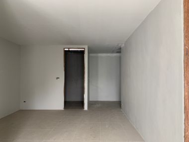 อาคาร 5 ชั้น หน้ากว้าง 11 เมตร ลึก 12 เมตร  เนื้อที่รวม 50 ตรว สร้างเต็มพื้นที่