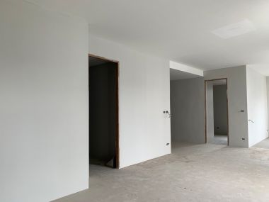 อาคาร 5 ชั้น หน้ากว้าง 11 เมตร ลึก 12 เมตร  เนื้อที่รวม 50 ตรว สร้างเต็มพื้นที่