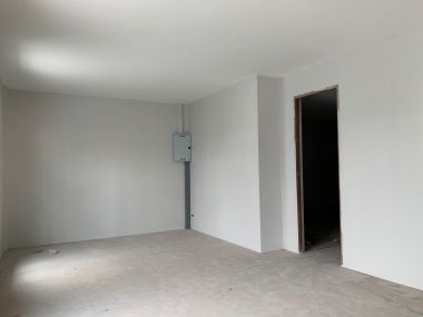 อาคาร 5 ชั้น หน้ากว้าง 11 เมตร ลึก 12 เมตร  เนื้อที่รวม 50 ตรว สร้างเต็มพื้นที่