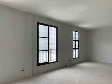 อาคาร 5 ชั้น หน้ากว้าง 11 เมตร ลึก 12 เมตร  เนื้อที่รวม 50 ตรว สร้างเต็มพื้นที่