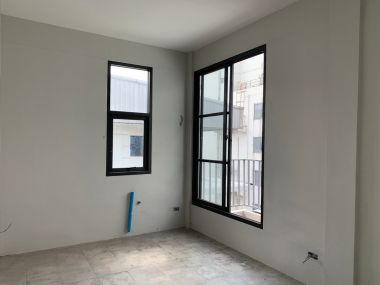 อาคาร 5 ชั้น หน้ากว้าง 11 เมตร ลึก 12 เมตร  เนื้อที่รวม 50 ตรว สร้างเต็มพื้นที่