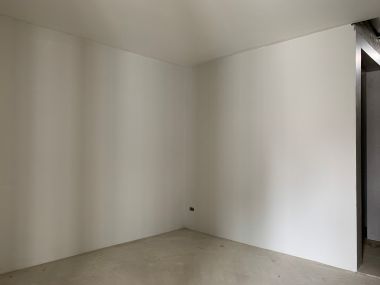 อาคาร 5 ชั้น หน้ากว้าง 11 เมตร ลึก 12 เมตร  เนื้อที่รวม 50 ตรว สร้างเต็มพื้นที่