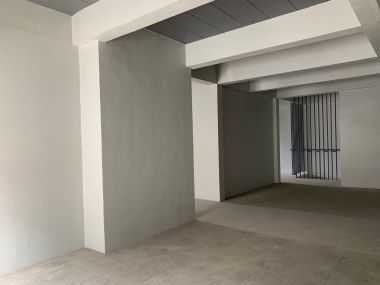 อาคาร 5 ชั้น หน้ากว้าง 11 เมตร ลึก 12 เมตร  เนื้อที่รวม 50 ตรว สร้างเต็มพื้นที่