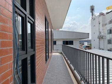 อาคาร 5 ชั้น หน้ากว้าง 11 เมตร ลึก 12 เมตร  เนื้อที่รวม 50 ตรว สร้างเต็มพื้นที่