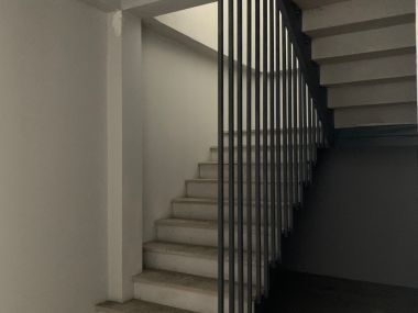 อาคาร 5 ชั้น หน้ากว้าง 11 เมตร ลึก 12 เมตร  เนื้อที่รวม 50 ตรว สร้างเต็มพื้นที่