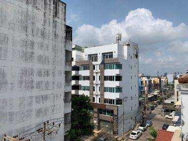 อาคาร 5 ชั้น หน้ากว้าง 11 เมตร ลึก 12 เมตร  เนื้อที่รวม 50 ตรว สร้างเต็มพื้นที่