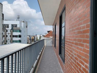 อาคาร 5 ชั้น หน้ากว้าง 11 เมตร ลึก 12 เมตร  เนื้อที่รวม 50 ตรว สร้างเต็มพื้นที่