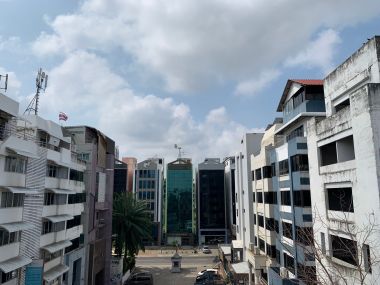 อาคาร 5 ชั้น หน้ากว้าง 11 เมตร ลึก 12 เมตร  เนื้อที่รวม 50 ตรว สร้างเต็มพื้นที่