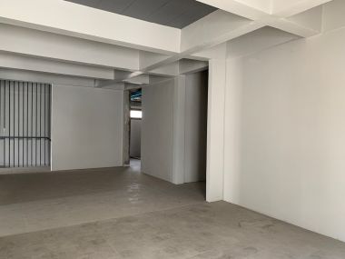 อาคาร 5 ชั้น หน้ากว้าง 11 เมตร ลึก 12 เมตร  เนื้อที่รวม 50 ตรว สร้างเต็มพื้นที่