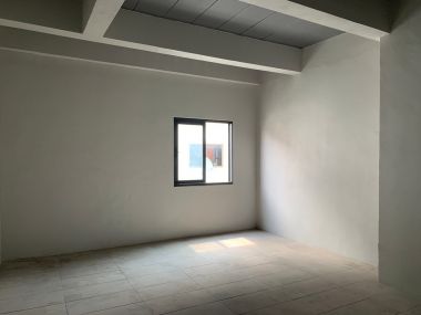 อาคาร 5 ชั้น หน้ากว้าง 11 เมตร ลึก 12 เมตร  เนื้อที่รวม 50 ตรว สร้างเต็มพื้นที่