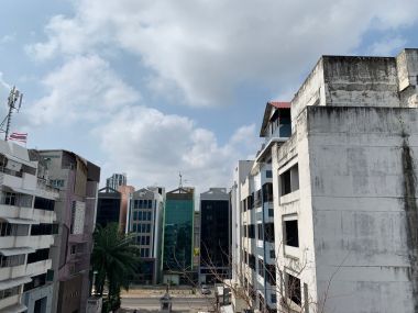 อาคาร 5 ชั้น หน้ากว้าง 11 เมตร ลึก 12 เมตร  เนื้อที่รวม 50 ตรว สร้างเต็มพื้นที่