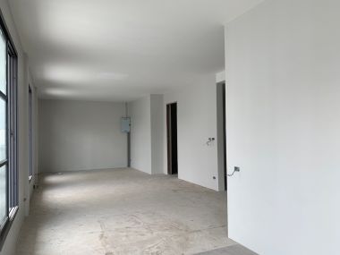 อาคาร 5 ชั้น หน้ากว้าง 11 เมตร ลึก 12 เมตร  เนื้อที่รวม 50 ตรว สร้างเต็มพื้นที่