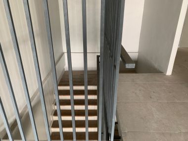 อาคาร 5 ชั้น หน้ากว้าง 11 เมตร ลึก 12 เมตร  เนื้อที่รวม 50 ตรว สร้างเต็มพื้นที่