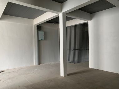 อาคาร 5 ชั้น หน้ากว้าง 11 เมตร ลึก 12 เมตร  เนื้อที่รวม 50 ตรว สร้างเต็มพื้นที่