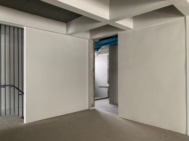 อาคาร 5 ชั้น หน้ากว้าง 11 เมตร ลึก 12 เมตร  เนื้อที่รวม 50 ตรว สร้างเต็มพื้นที่