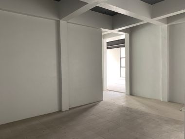 อาคาร 5 ชั้น หน้ากว้าง 11 เมตร ลึก 12 เมตร  เนื้อที่รวม 50 ตรว สร้างเต็มพื้นที่