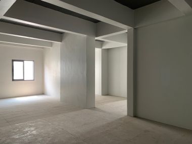 อาคาร 5 ชั้น หน้ากว้าง 11 เมตร ลึก 12 เมตร  เนื้อที่รวม 50 ตรว สร้างเต็มพื้นที่