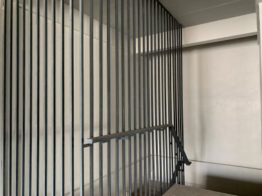 อาคาร 5 ชั้น หน้ากว้าง 11 เมตร ลึก 12 เมตร  เนื้อที่รวม 50 ตรว สร้างเต็มพื้นที่