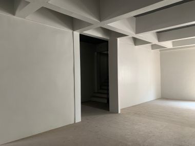 อาคาร 5 ชั้น หน้ากว้าง 11 เมตร ลึก 12 เมตร  เนื้อที่รวม 50 ตรว สร้างเต็มพื้นที่