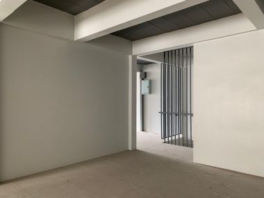 อาคาร 5 ชั้น หน้ากว้าง 11 เมตร ลึก 12 เมตร  เนื้อที่รวม 50 ตรว สร้างเต็มพื้นที่