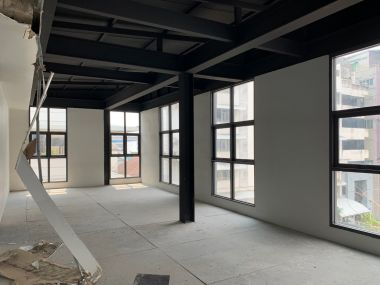 อาคาร 5 ชั้น หน้ากว้าง 11 เมตร ลึก 12 เมตร  เนื้อที่รวม 50 ตรว สร้างเต็มพื้นที่