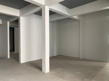 อาคาร 5 ชั้น หน้ากว้าง 11 เมตร ลึก 12 เมตร  เนื้อที่รวม 50 ตรว สร้างเต็มพื้นที่