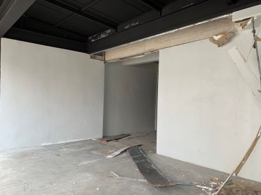 อาคาร 5 ชั้น หน้ากว้าง 11 เมตร ลึก 12 เมตร  เนื้อที่รวม 50 ตรว สร้างเต็มพื้นที่