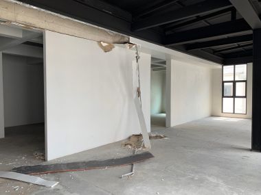 อาคาร 5 ชั้น หน้ากว้าง 11 เมตร ลึก 12 เมตร  เนื้อที่รวม 50 ตรว สร้างเต็มพื้นที่