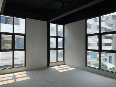 อาคาร 5 ชั้น หน้ากว้าง 11 เมตร ลึก 12 เมตร  เนื้อที่รวม 50 ตรว สร้างเต็มพื้นที่