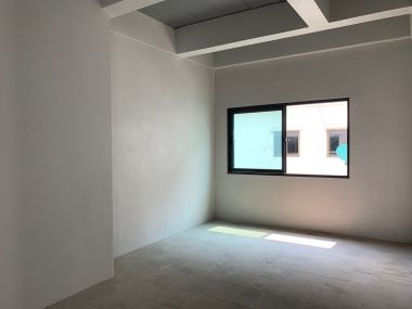 อาคาร 5 ชั้น หน้ากว้าง 11 เมตร ลึก 12 เมตร  เนื้อที่รวม 50 ตรว สร้างเต็มพื้นที่