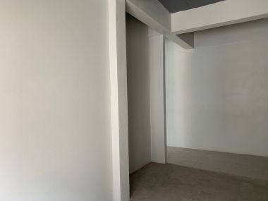 อาคาร 5 ชั้น หน้ากว้าง 11 เมตร ลึก 12 เมตร  เนื้อที่รวม 50 ตรว สร้างเต็มพื้นที่