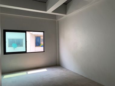 อาคาร 5 ชั้น หน้ากว้าง 11 เมตร ลึก 12 เมตร  เนื้อที่รวม 50 ตรว สร้างเต็มพื้นที่