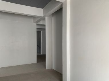 อาคาร 5 ชั้น หน้ากว้าง 11 เมตร ลึก 12 เมตร  เนื้อที่รวม 50 ตรว สร้างเต็มพื้นที่