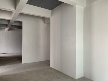 อาคาร 5 ชั้น หน้ากว้าง 11 เมตร ลึก 12 เมตร  เนื้อที่รวม 50 ตรว สร้างเต็มพื้นที่