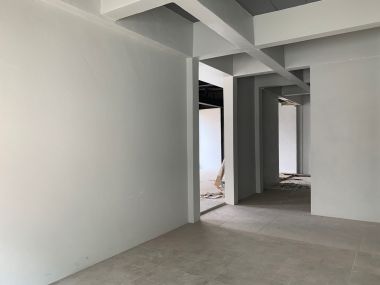 อาคาร 5 ชั้น หน้ากว้าง 11 เมตร ลึก 12 เมตร  เนื้อที่รวม 50 ตรว สร้างเต็มพื้นที่